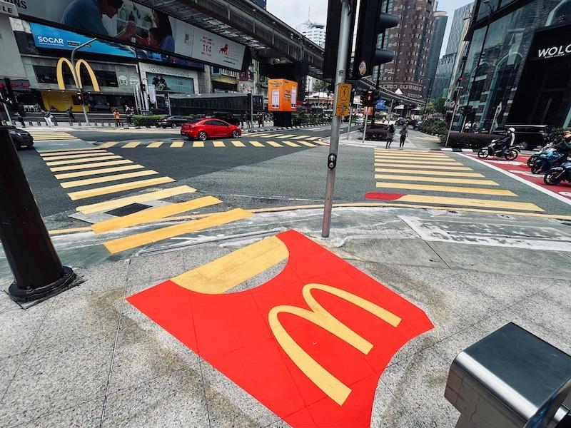 Quảng cáo khoai tây chiên của McDonald's trên các vạch kẻ đi đường. Nguồn: The Drum